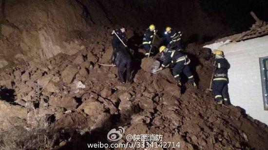 陕西一农户家后院崖体崩塌 致两人死亡