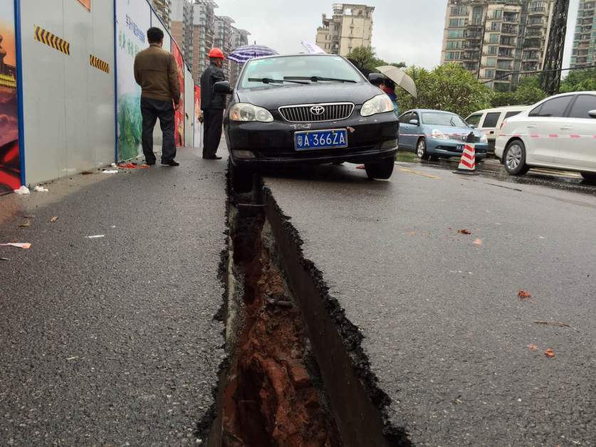 广州大道北怡新路突然发生地裂，两部行进中的小轿车被卡在裂缝中。