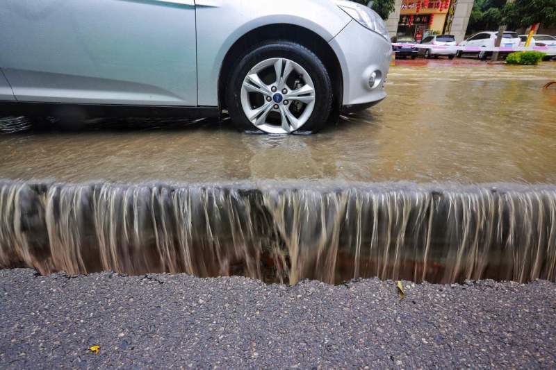 广州大道北怡新路惊现50米地裂，豪雨中两轿车被卡裂缝。 广州日报记者 苏俊杰 摄影