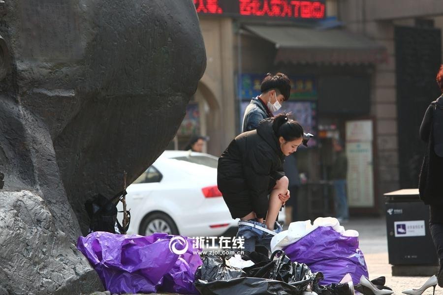 杭州网模拍摄样照 美女当街换衣裤