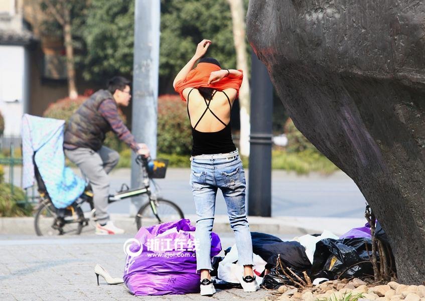 杭州网模拍摄样照 美女当街换衣裤