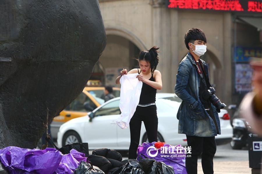 杭州网模拍摄样照 美女当街换衣裤