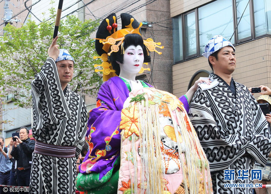 东京再现吉原艺妓头牌街上行游