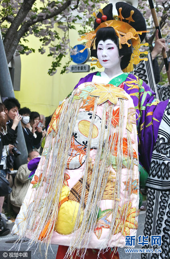 东京再现吉原艺妓头牌街上行游