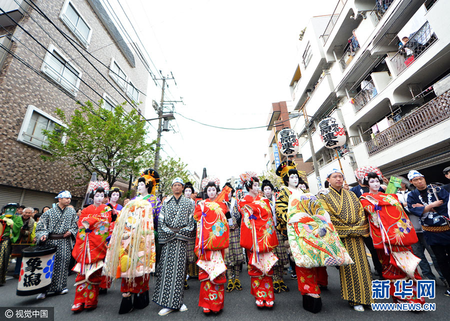 东京再现吉原艺妓头牌街上行游