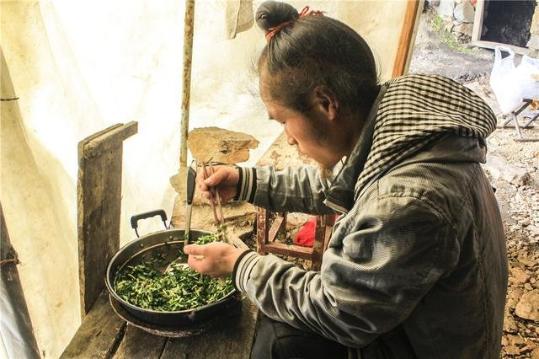 80后小伙隐居嵩山 住洞穴吃野草修道8年