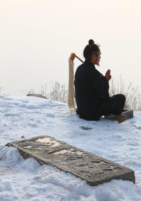 80后小伙隐居嵩山 住洞穴吃野草修道8年