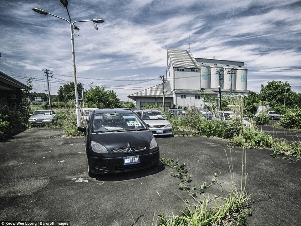 摄影师探访日本福岛诡异空城 交通灯还在工作