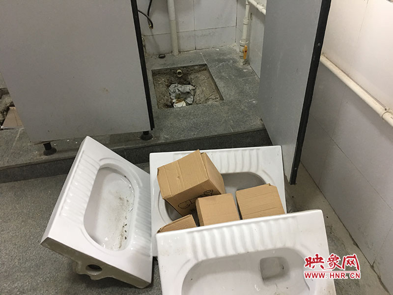 化工路上的公厕，便池在建设的时候就装反了。目前已经拆下来多日，但一直没有重新安装。