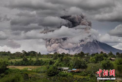 印尼锡纳朋火山喷发