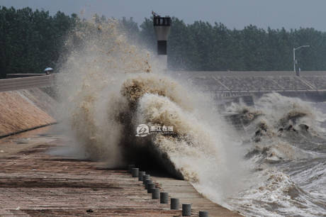 浙江海宁钱塘因超级月亮现壮观交叉潮