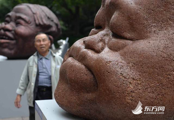 莫言雕塑亮相南京路 