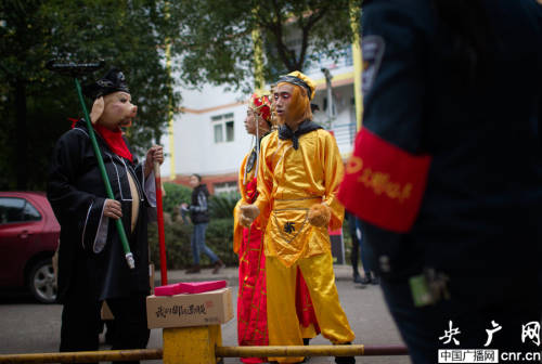 唐僧师徒变身快递哥在长沙街头送货