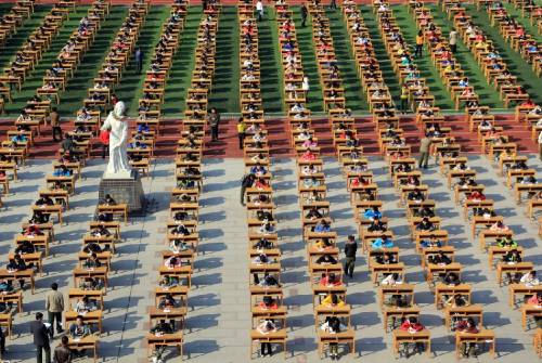 陕西宝鸡1200名学生室外同考