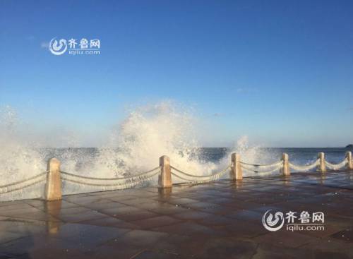 烟台滨海广场现冰凌美景 绵延千米