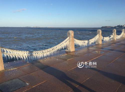 烟台滨海广场现冰凌美景 绵延千米