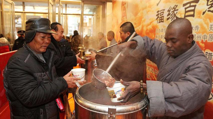 腊八节少林寺非洲黑人弟子施粥