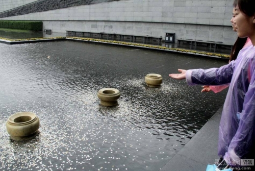 南京大屠杀纪念馆水池成游客“许愿池”