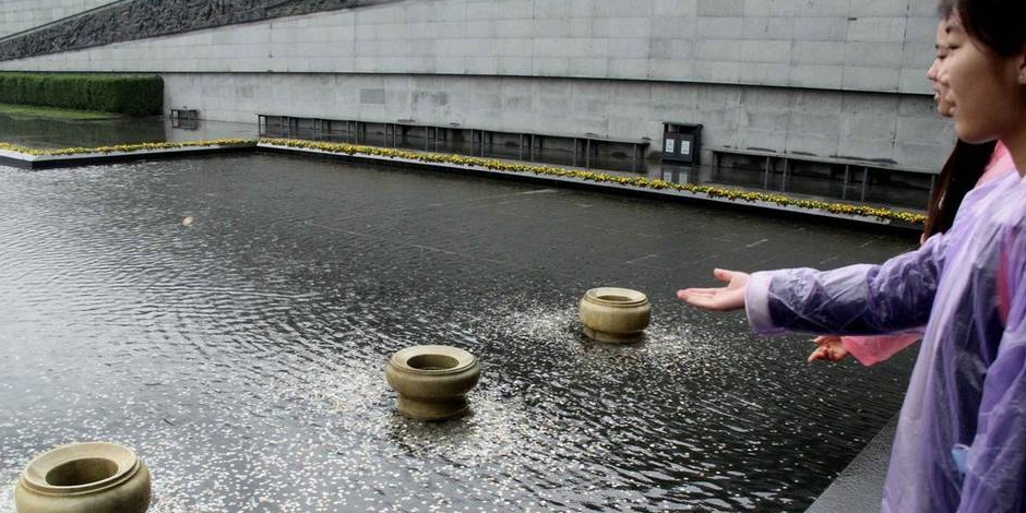 南京大屠杀纪念馆水池成游客“许愿池”