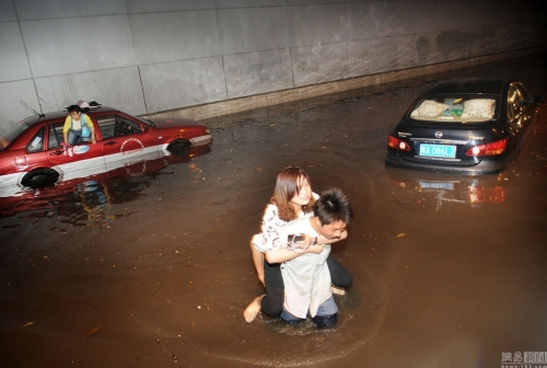 广州多地出现水浸堵车