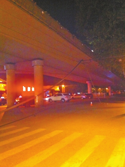 郑州立交桥百米护栏坠落砸伤3人 经查系被出租车撞下