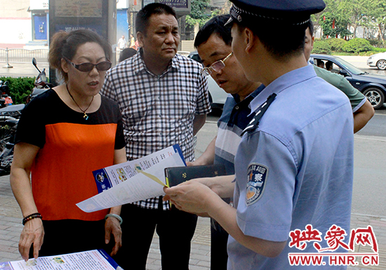 民警向市民介绍防诈骗知识