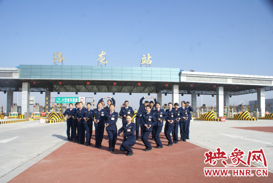 随着洛栾高速洛阳连接引线桥通车，洛栾高速的起点站洛龙收费站开启使用。