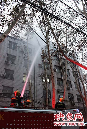 消防部门用高压水枪对失火位置喷水