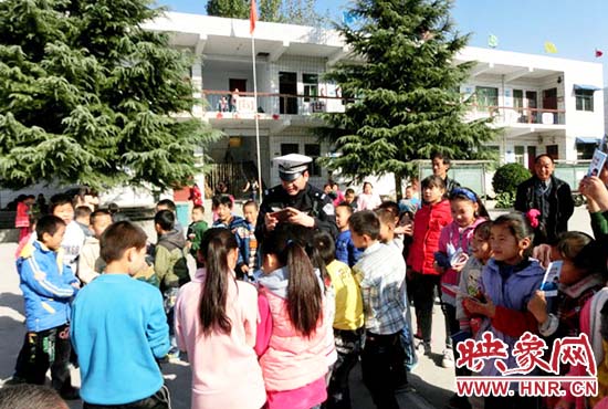 民警为学生传授交通安全常识