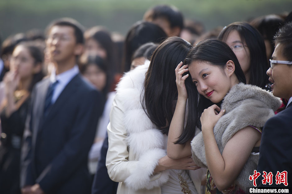 一名穿着靓丽的女生在等待成人礼开始