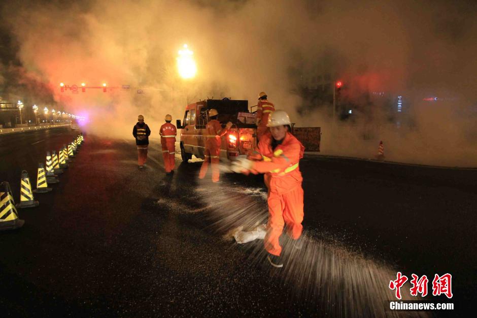 北京东单路口一地下热力管道发生漏水事故