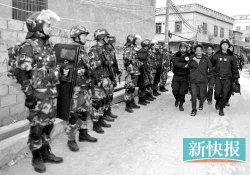 缉毒民警抓捕贩毒嫌疑人。