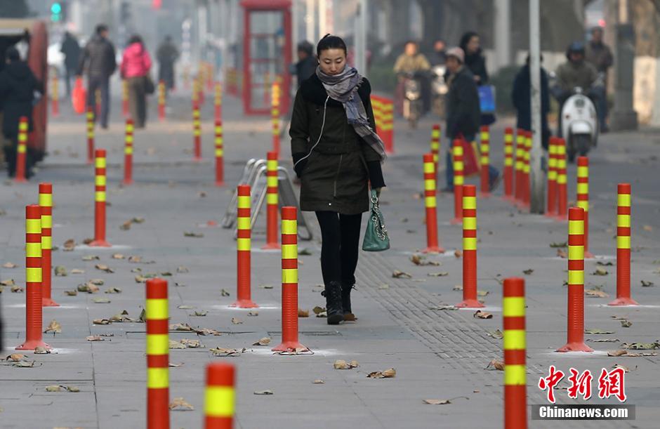 南京街头隔离桩密布 市民穿行似走“梅花阵”