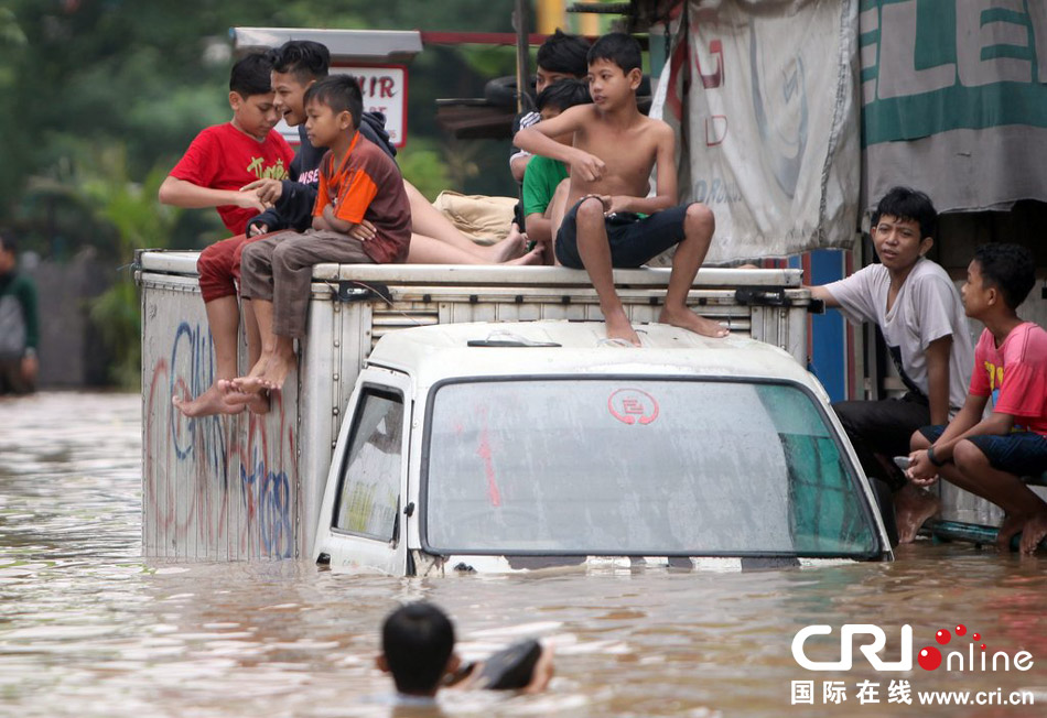 印尼首都雅加达暴雨成灾 数千人紧急疏散