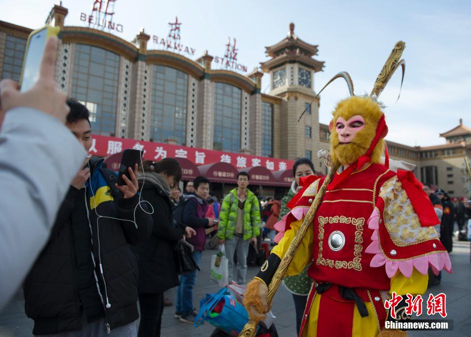 孙悟空“快闪”北京站 售票厅排队买票