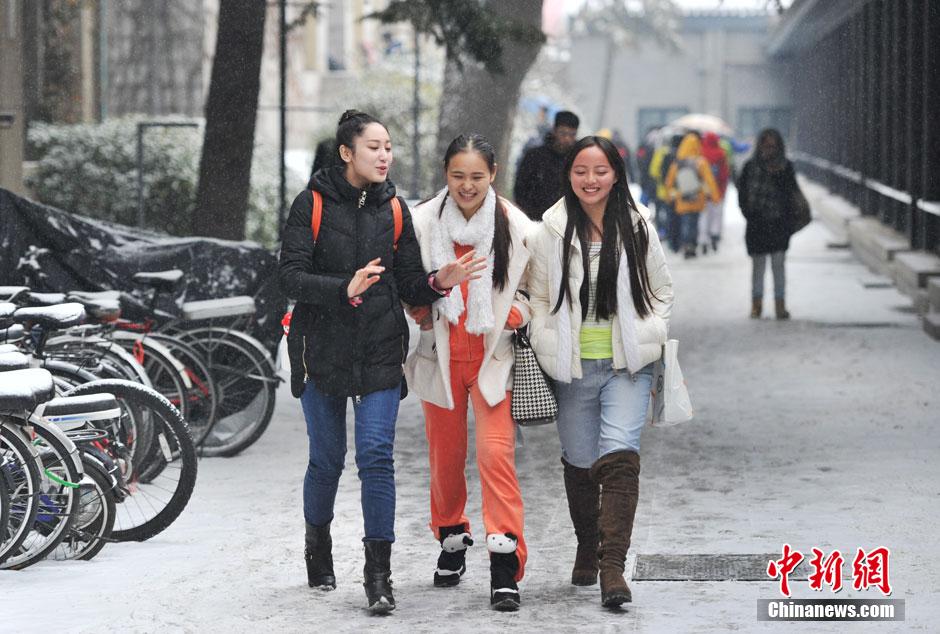 中央戏剧学院开考 帅哥靓女冒雪赶考