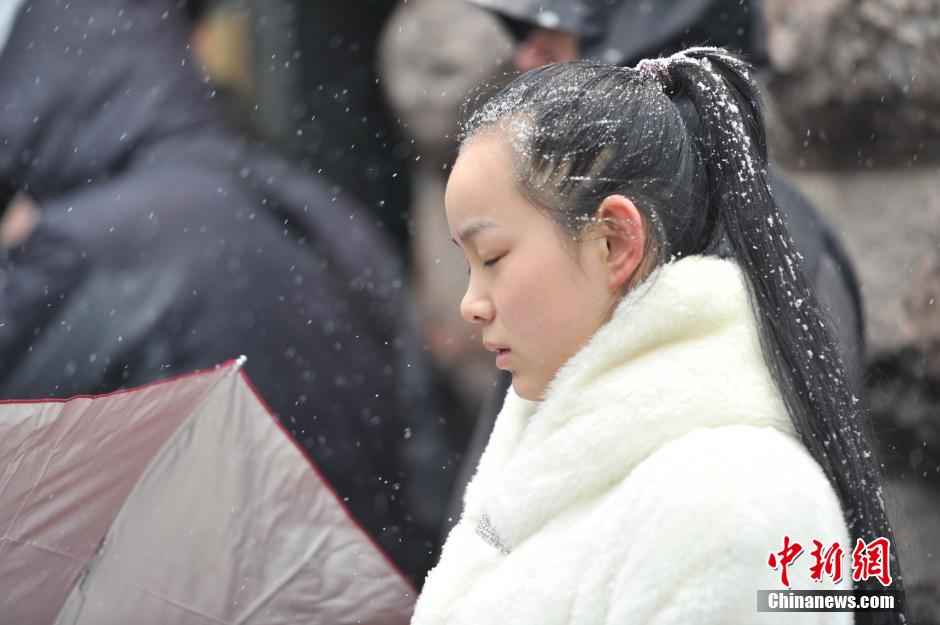 中央戏剧学院开考 帅哥靓女冒雪赶考