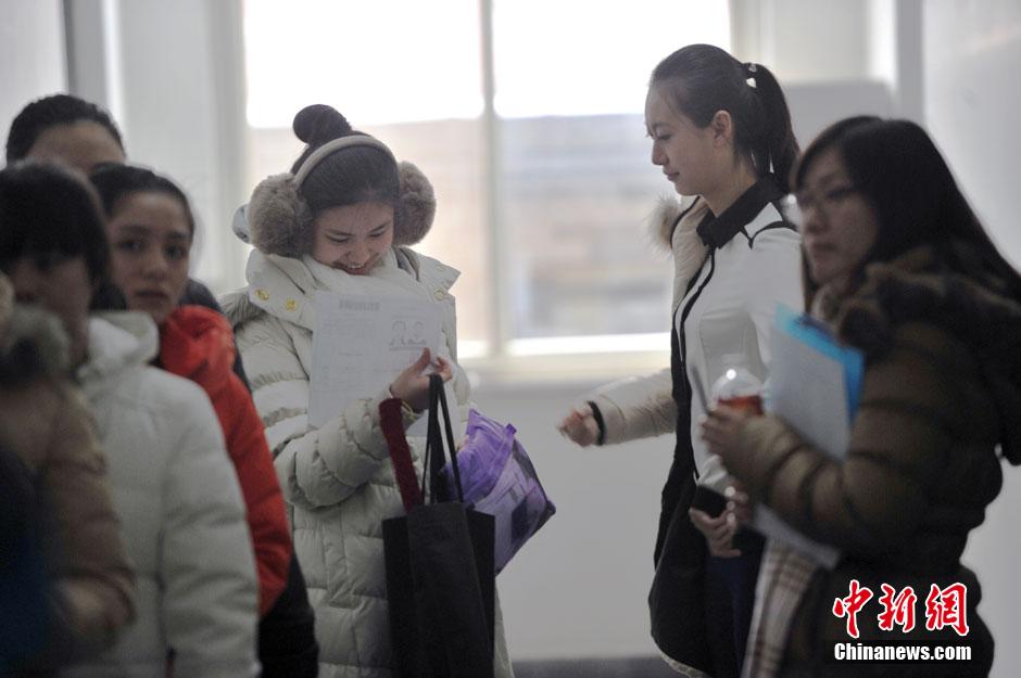 中央戏剧学院开考 帅哥靓女冒雪赶考