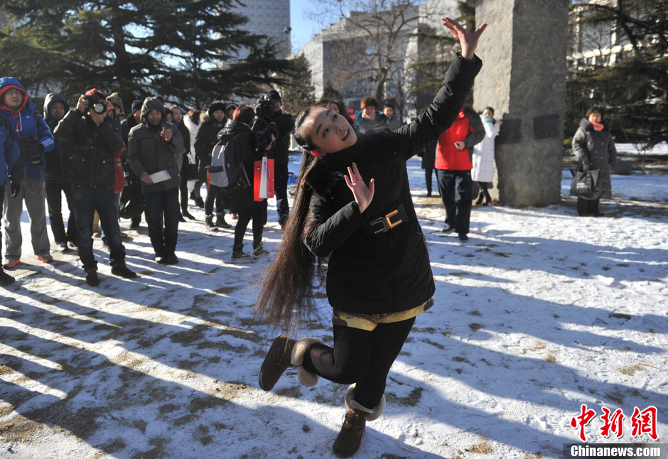 图为来自东北的表演系考生雪地秀才艺。