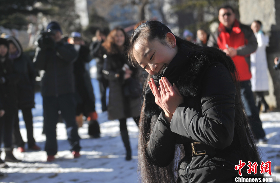 图为来自东北的表演系考生雪地秀才艺。