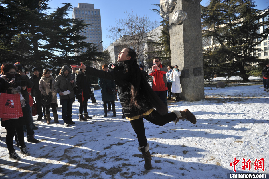 图为来自东北的表演系考生雪地秀才艺。