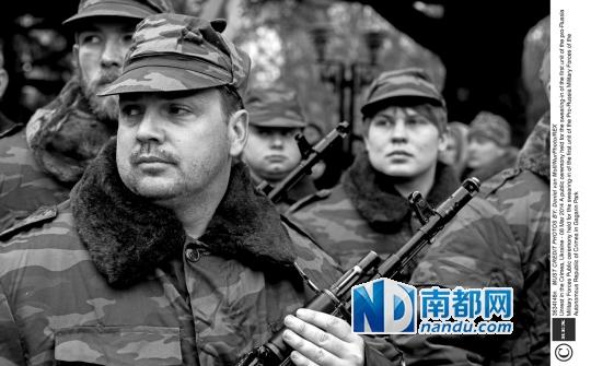 9日，乌克兰克里米亚自治共和国的亲俄武装士兵举行宣誓仪式。