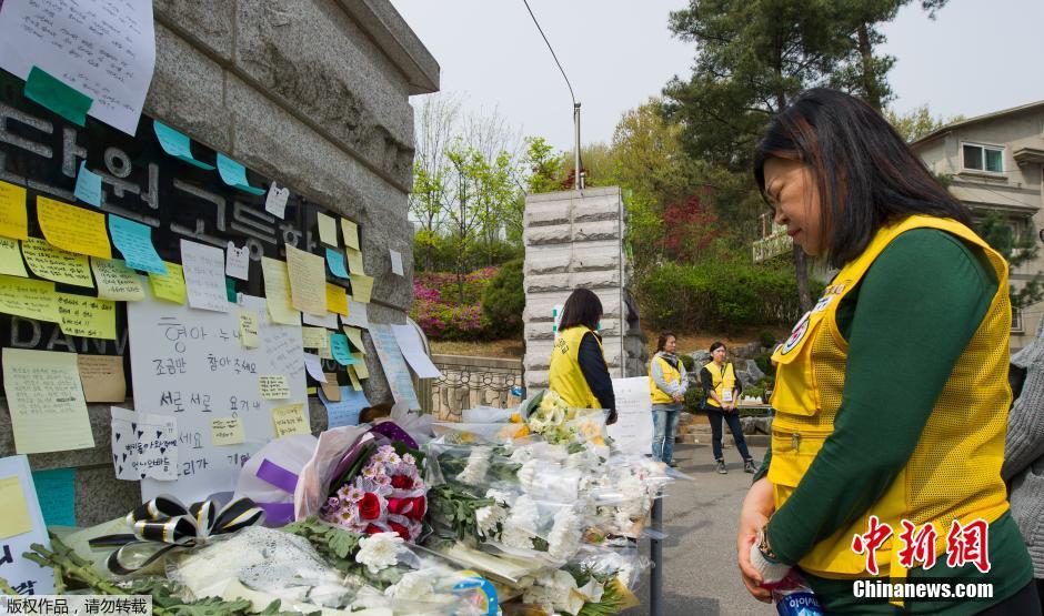 　当地时间2014年4月21日，韩国安山，民众持续为沉没客轮失踪乘客祈祷。