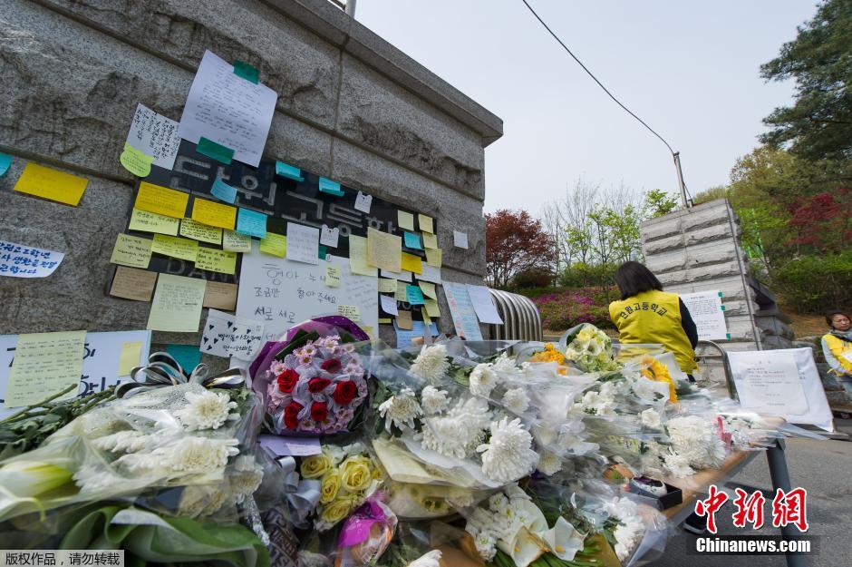 当地时间2014年4月21日，韩国安山，民众持续为沉没客轮失踪乘客祈祷。