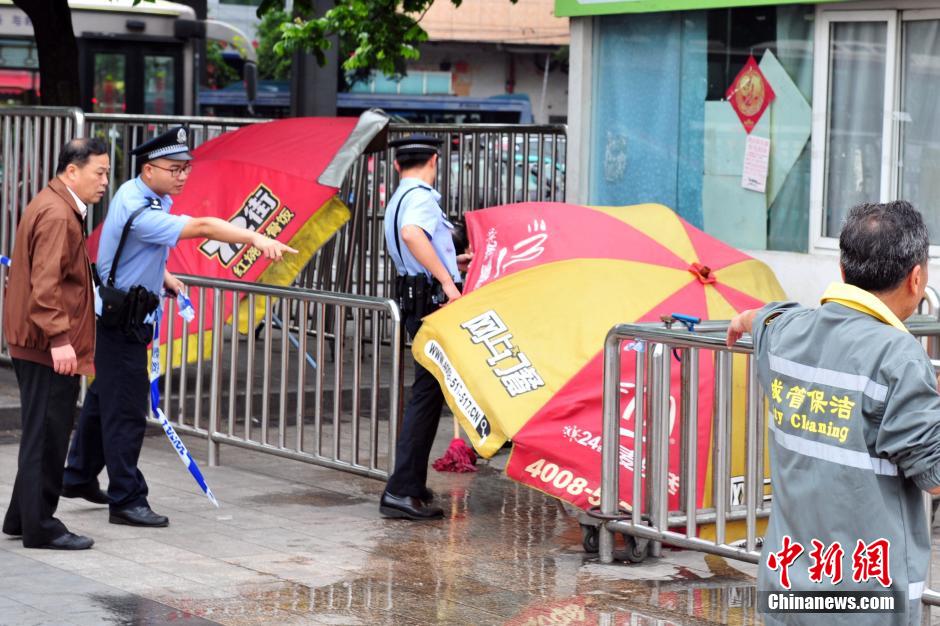 图为警方在案发现场取证调查。