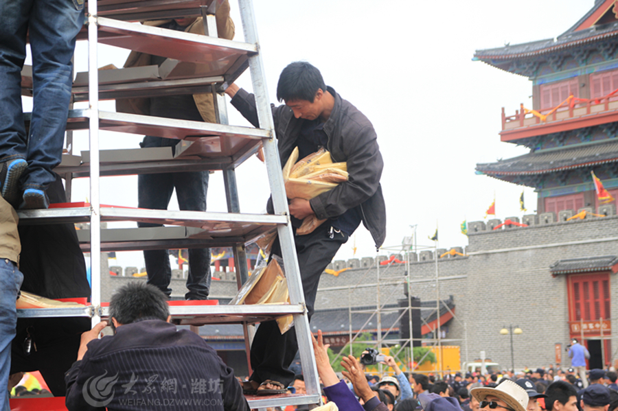 沂蒙山近万斤供品煎饼被哄抢 原计划送给福利院