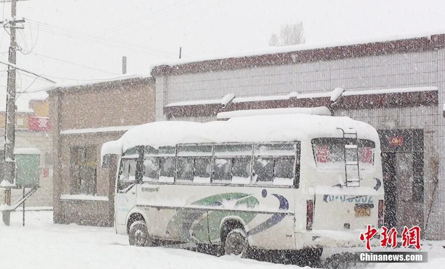 甘肃河西走廊山丹县立夏后首飘大雪