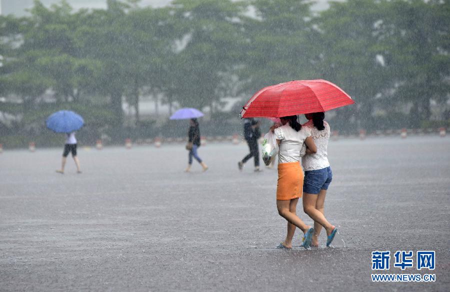 5月11日，市民在深圳梅林检查站广场冒雨出行。