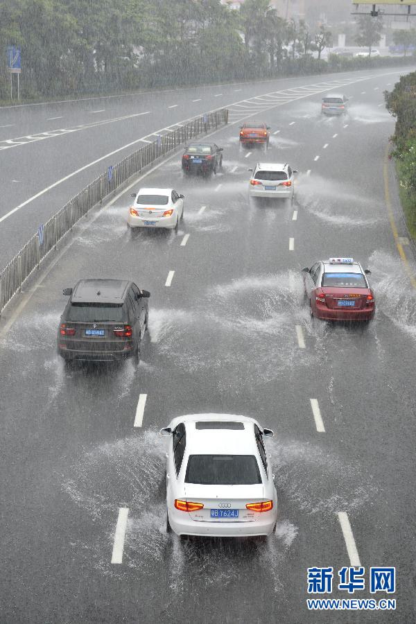 　5月11日，车辆在深圳街头涉水前行。