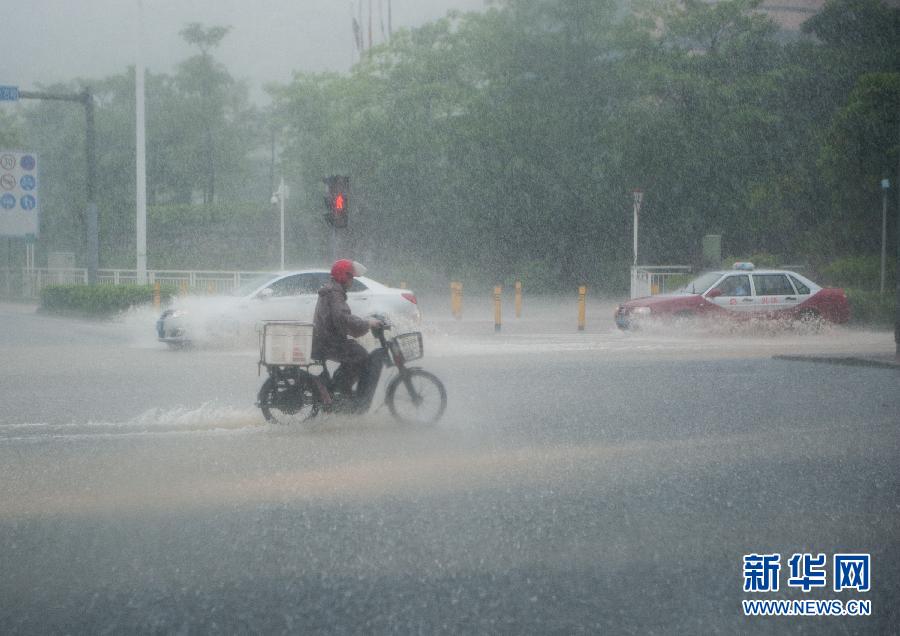 5月11日，车辆在深圳西丽留仙大道涉水前行。